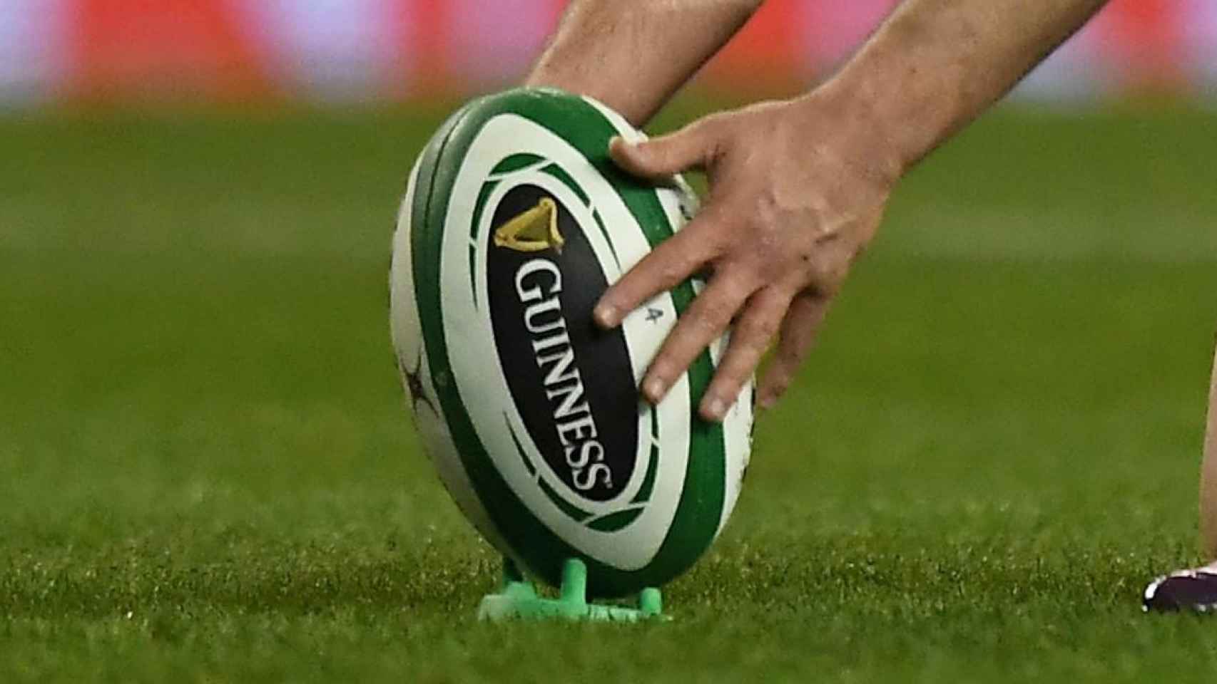 Balón de rugby antes de un golpe de castigo