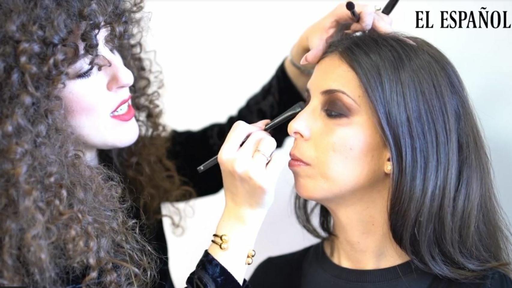 Silvia Pellissa muestra lo sencillo que puede ser hacer un maquillaje ahumado.