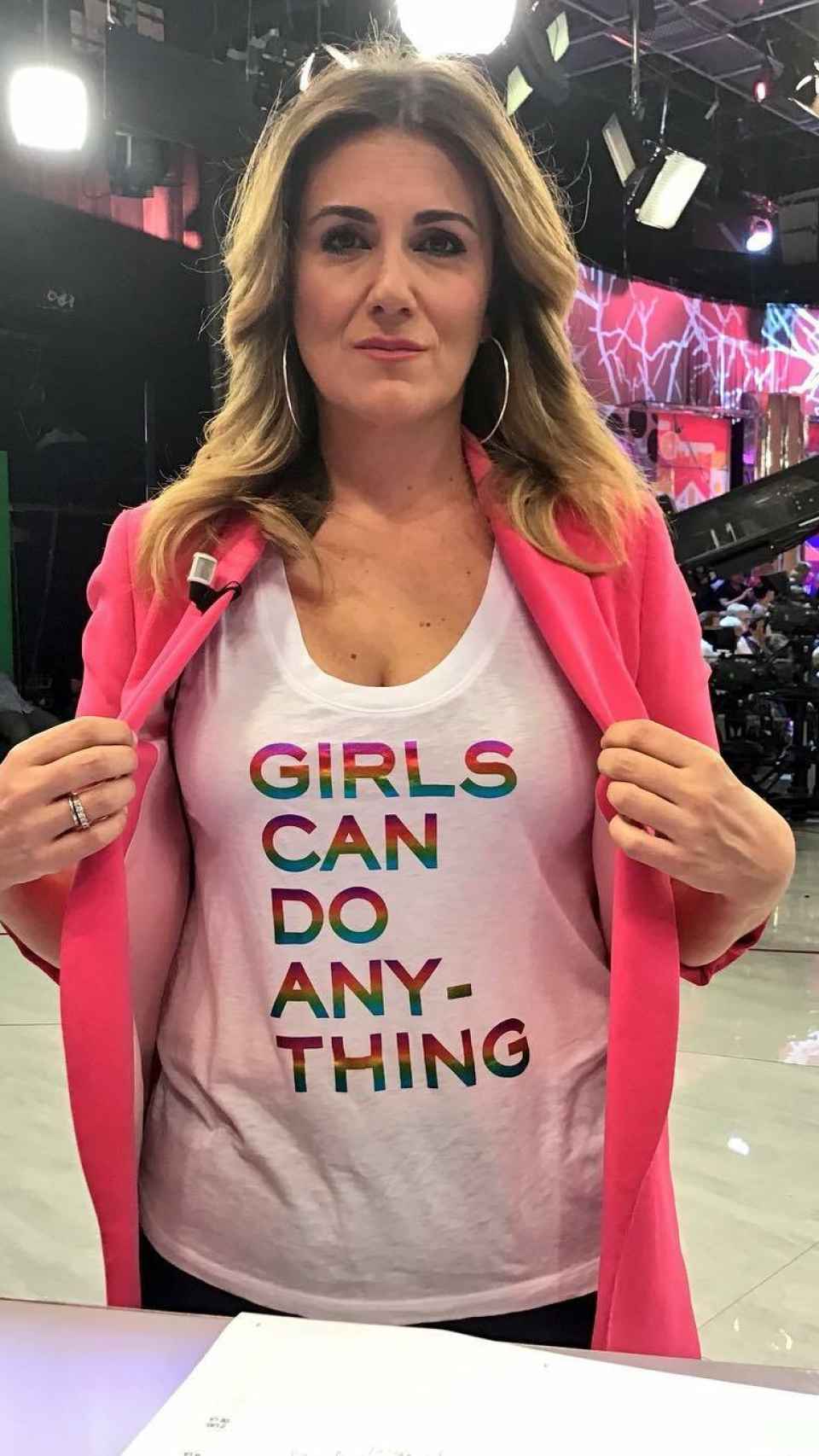 Carlota Corredera, con una camiseta que dice 'las chicas pueden hacerlo todo'.