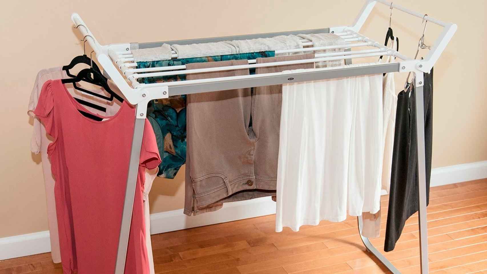 Estos son los peligros para la salud de tender la ropa dentro de casa