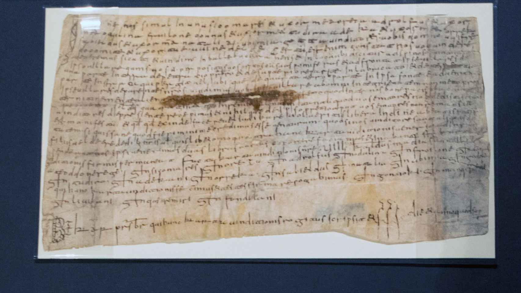 Detalle de un pergamino relativo a la compraventa de un campo en la ribera del Llobregat, datado en el año 889, el más antiguo de la exposición.