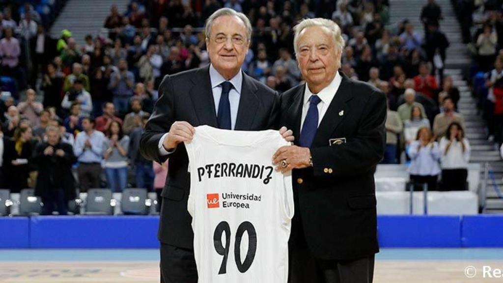 Ferrándiz con Florentino Pérez en el homenaje del Real Madrid