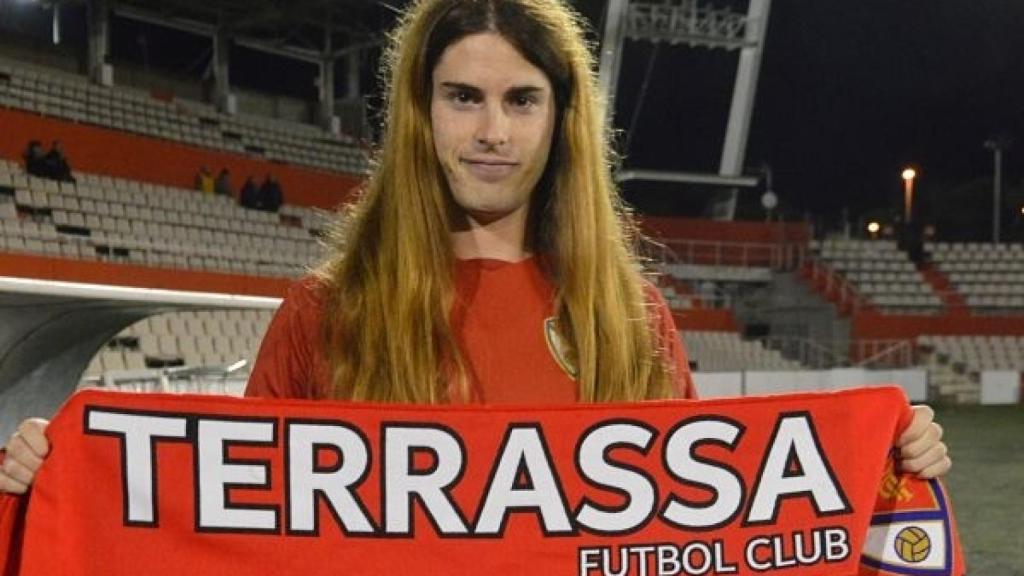 Valentina Berr posa con la bufanda del FC Tarrasa