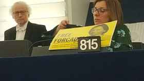 Una eurodiputada nacionalista con un cartel de apoyo a Carme Forcadell.
