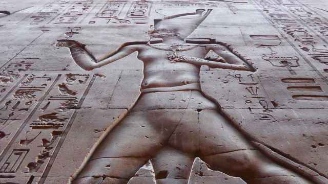 Imagen de un faraón con jeroglíficos, tallada en un muro del templo de Horus en Edfu, Egipto.