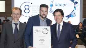 El ministro de Ciencia, Innovación y Universidades, Pedro Duque (izquierda) y el presidente de Sacyr, Manuel Manrique (derecha) junto con el galardonado.