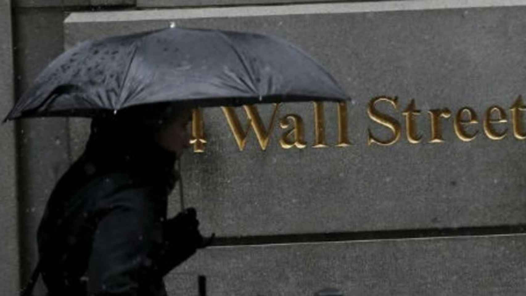 Un ciudadano pasea por Wall Street, sede de la Bolsa de Nueva York.