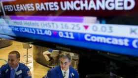 Wall Street regresa a terreno negativo tras publicarse las actas de la FED
