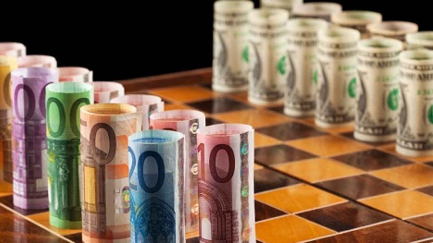 Biletes de euro y dólar en un tablero de ajedrez.