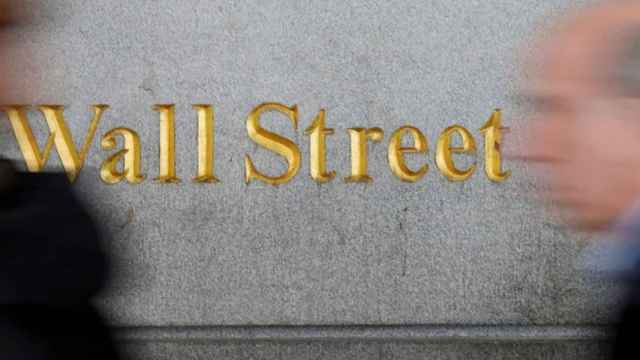 Transeúntes pasean por Wall Street, sede de la Bolsa de Nueva York.