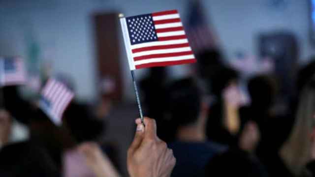 Un ciudadano sostiene una bandera de EEUU.