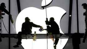 Wall Street cae arrastrado por el desplome de Apple, que pone a prueba su billón