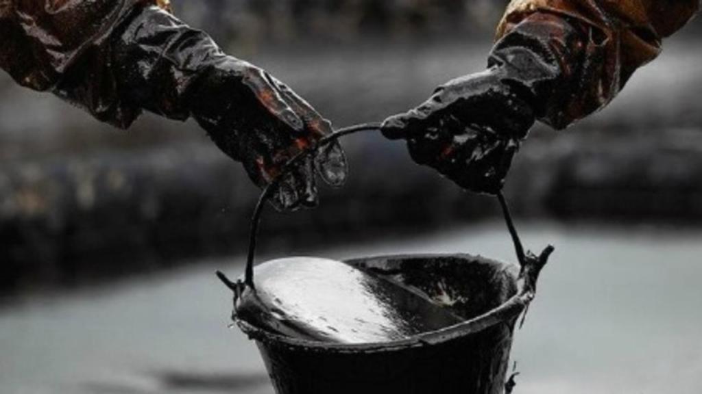 Cae el precio del petróleo.