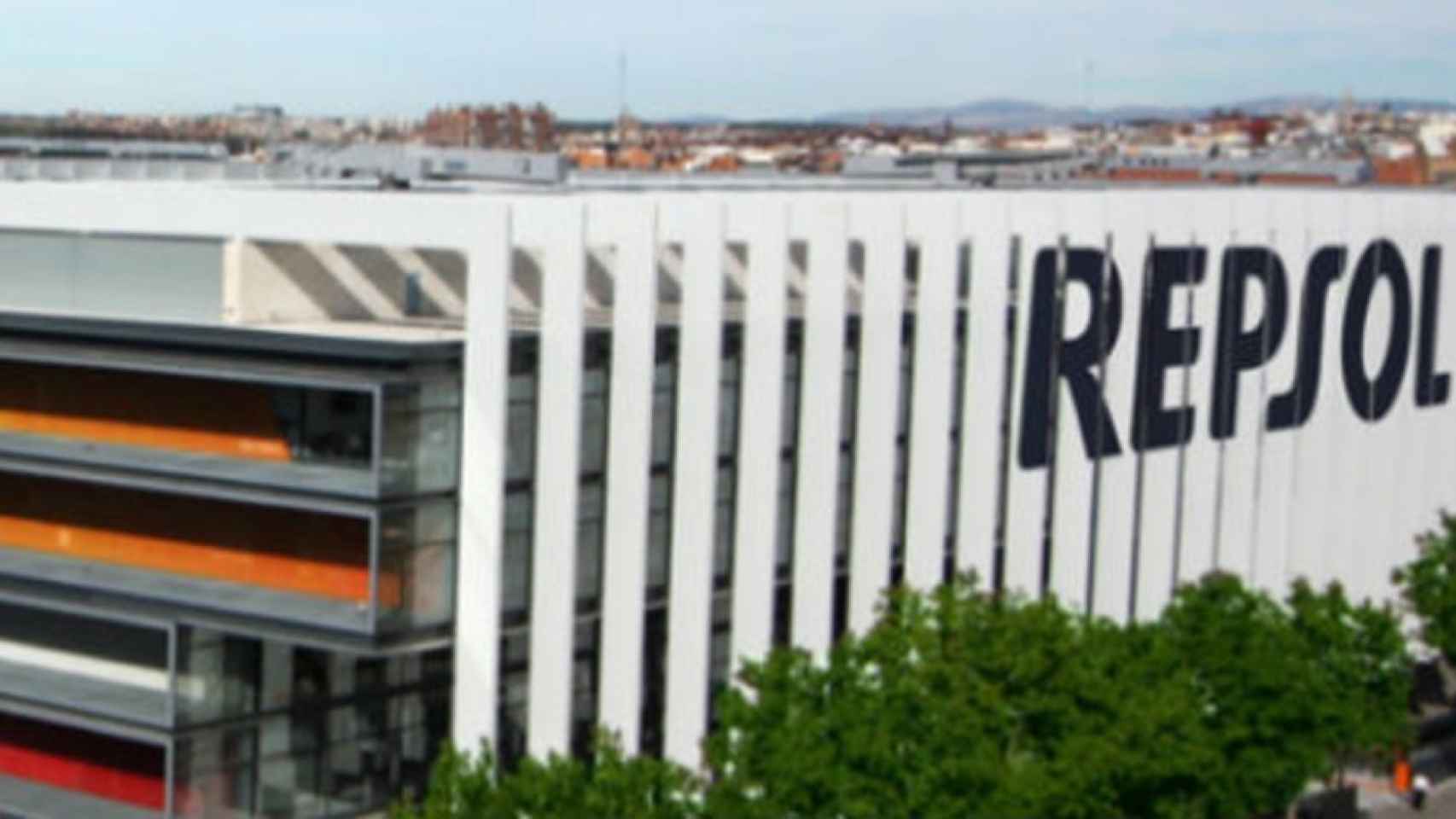 Edificio de la sede madrileña de Repsol que acogerá la próxima junta.