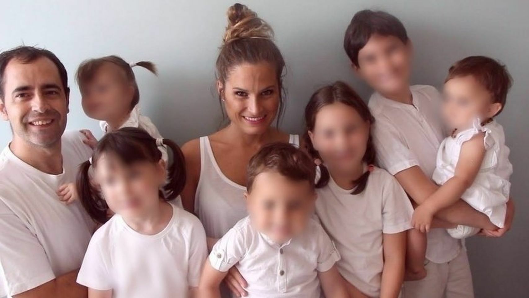 Verdeliss junto a sus seis hijos y su marido en una imagen de Youtube.