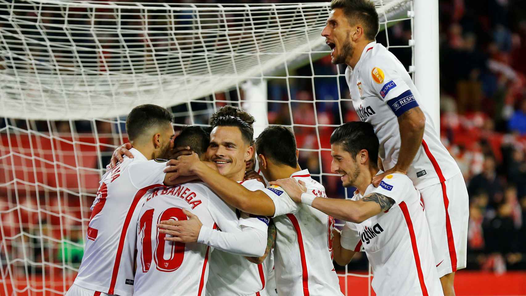 Los jugadores del Sevilla celebran un gol al Krasnodar en el Sánchez Pizjuán