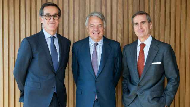 Alfonso Gil, consejero delegado de Alantra Wealth Management, Ignacio Garralda, presidente del Grupo Mutua, y Santiago Eguidazu, presidente de Alantra.