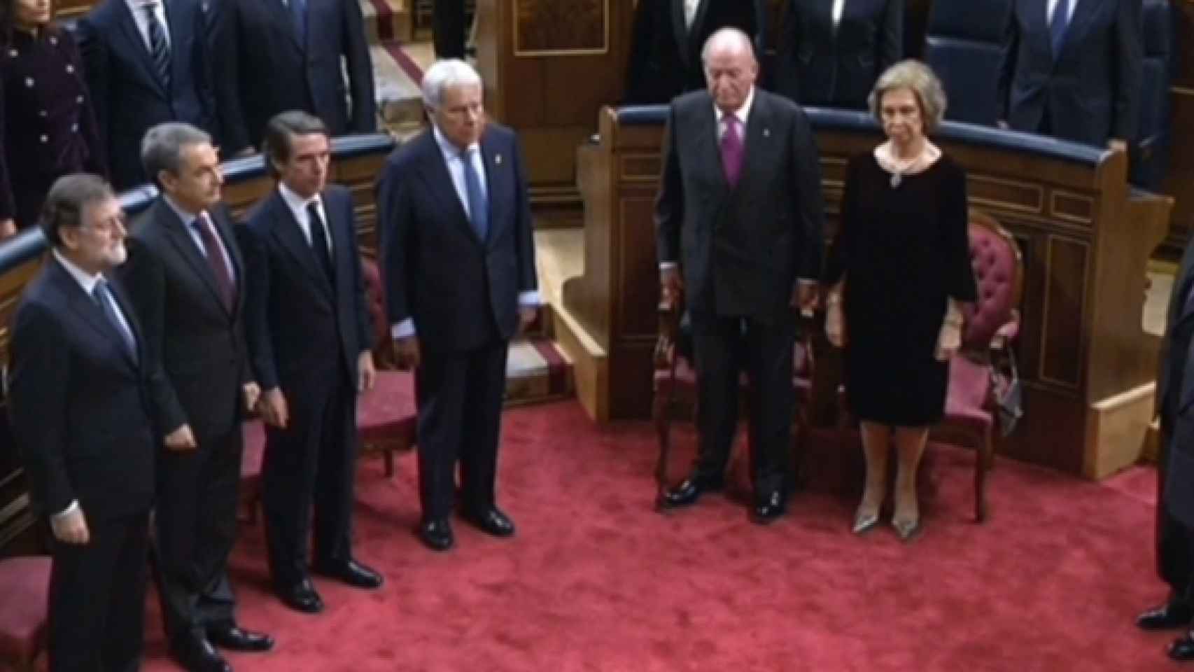 Los cuatro presidentes del Gobierno de la democracia, el Rey y doña Sofía.