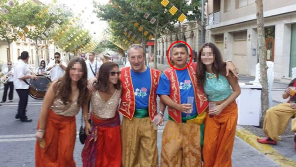 El 'Rey del turrón' durante el festejo en Jijona junto a su hija y varios amigos.
