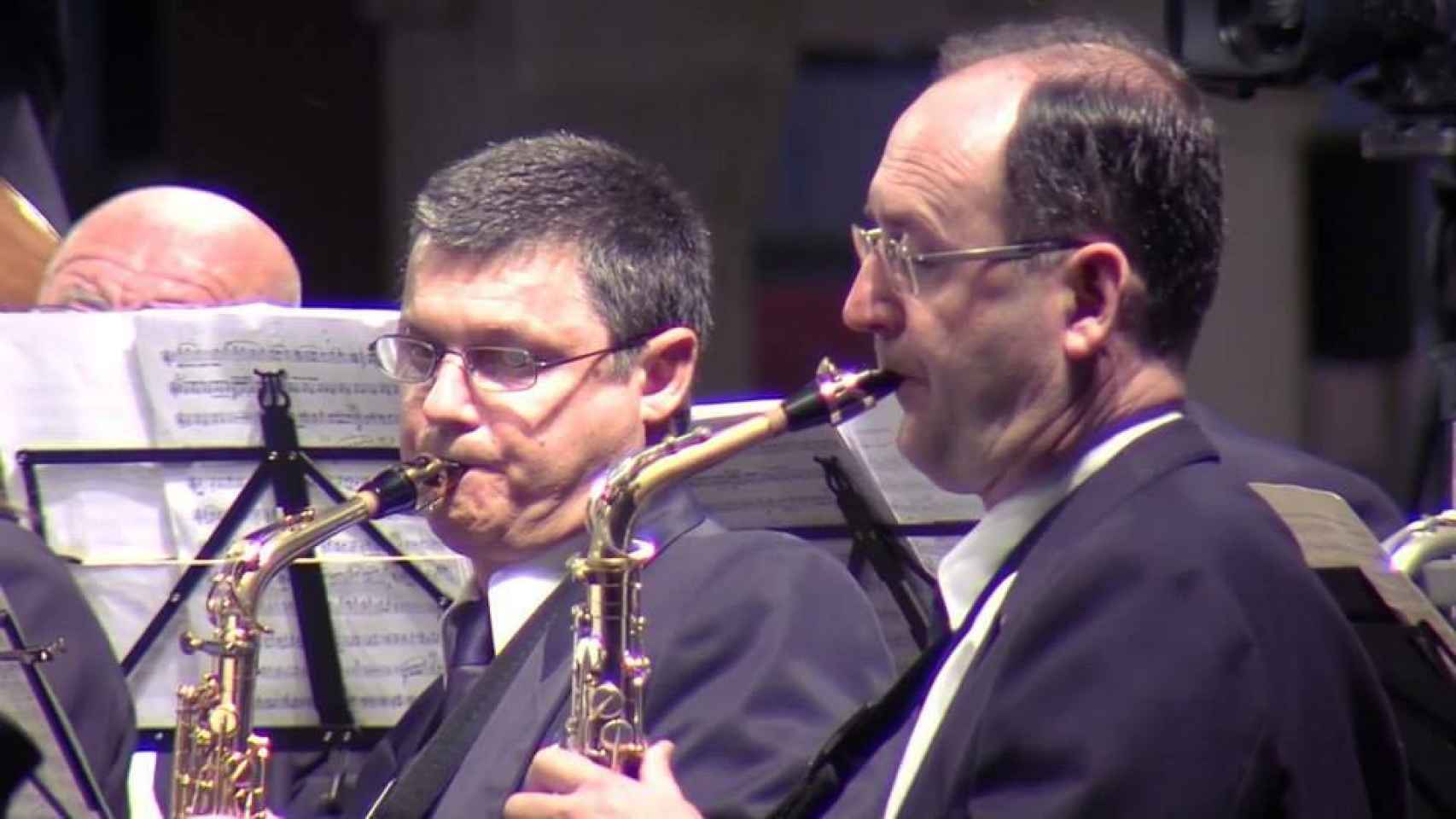 A la derecha, César tocando el saxofón en su grupo musical 'El Trabajo' en Jijona.