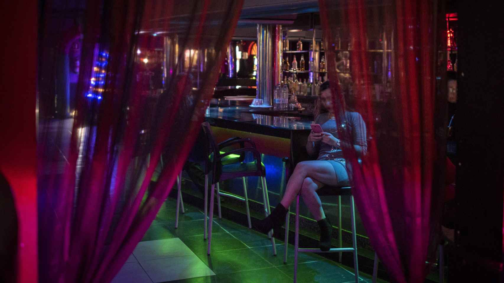 Una prostituta espera clientes en el club Las Torres. El dueño del negocio permite el acceso a un equipo de EL ESPAÑOL.