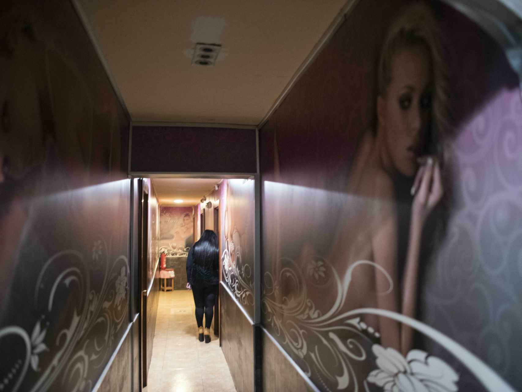 Una de las prostitutas de Las Torres entrando a su habitación.