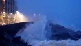 El Paseo Nuevo de San Sebastián permanece cerrado por temporal olas.