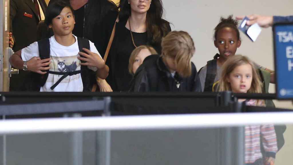 Angelina Jolie, Brad Pitt y sus hijos en una imagen de archivo.