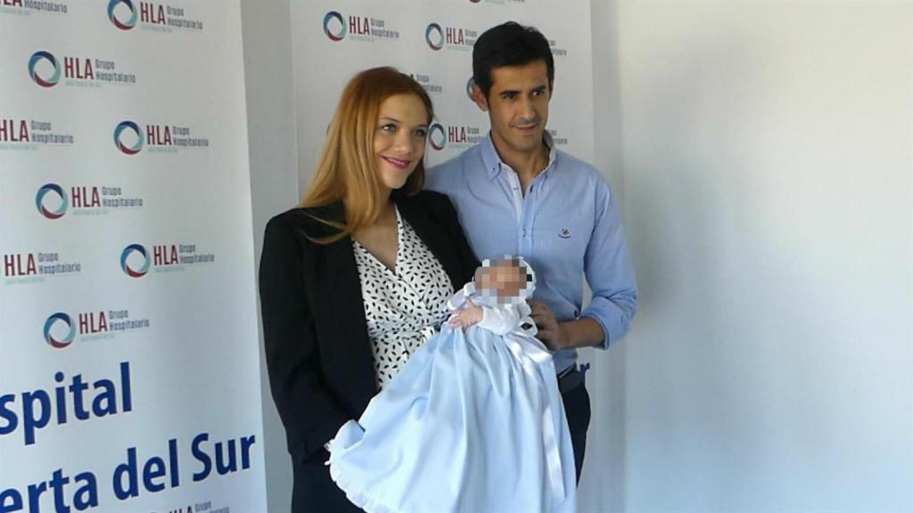 Beatriz Trapote y Víctor Janeiro presentando el pequeño Oliver.