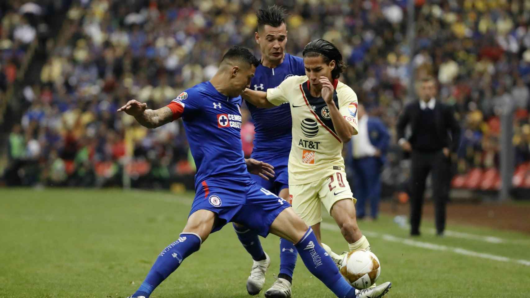 Diego Lainez encara a dos rivales durante la final del Apertura de México