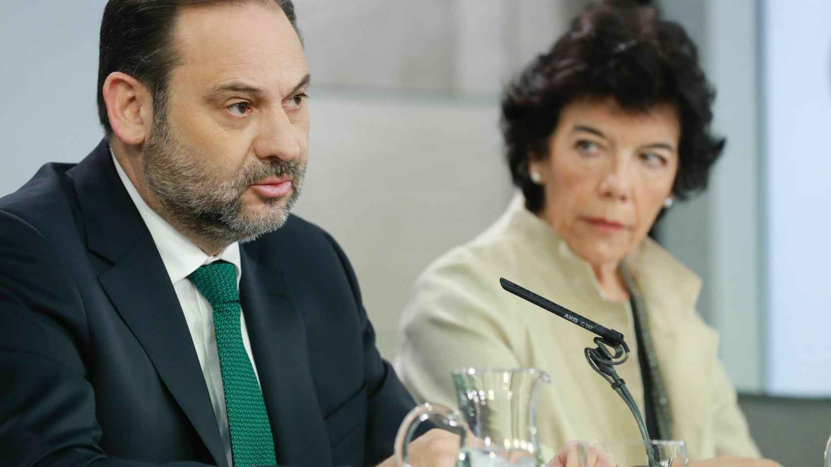 José Luis Ábalos, ministro de Fomento, junto a Isabel Celaá, ministra portavoz del Gobierno.