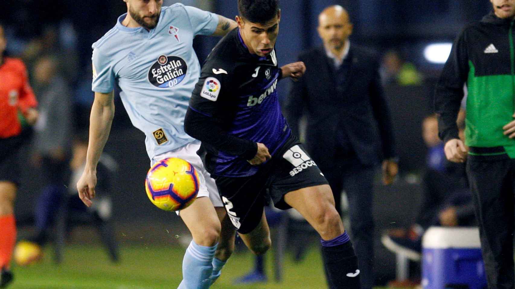 Juanfran Moreno trata de escapar de Brais Méndez en el Celta - Leganés de La Liga