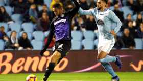 En-Nesyri juega un balón ante Costas en el Celta - Leganés de La Liga