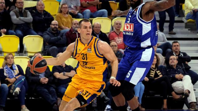 Nikola Radicevic juega una pelota ante Earl Clark en el Herbalife Gran Canaria - Buducnost VOLI de la Euroliga