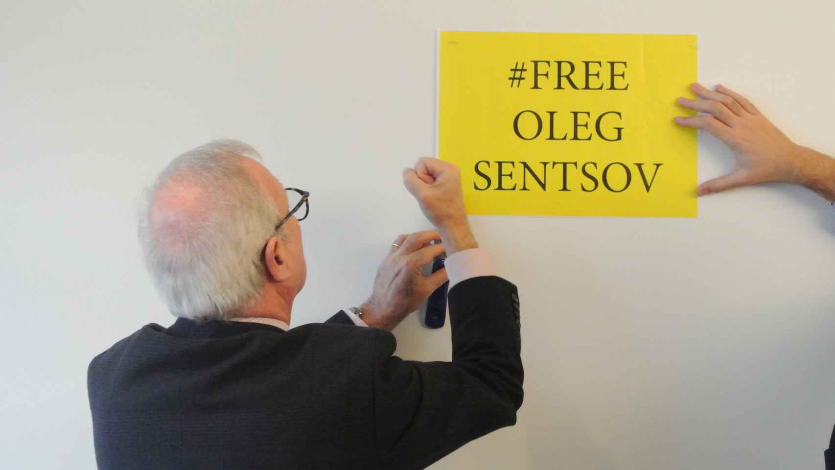 Valcárcel cuelga el cartel de #FreeOlegSentsov en su despacho, en homenaje al Premio Sajárov 2018.