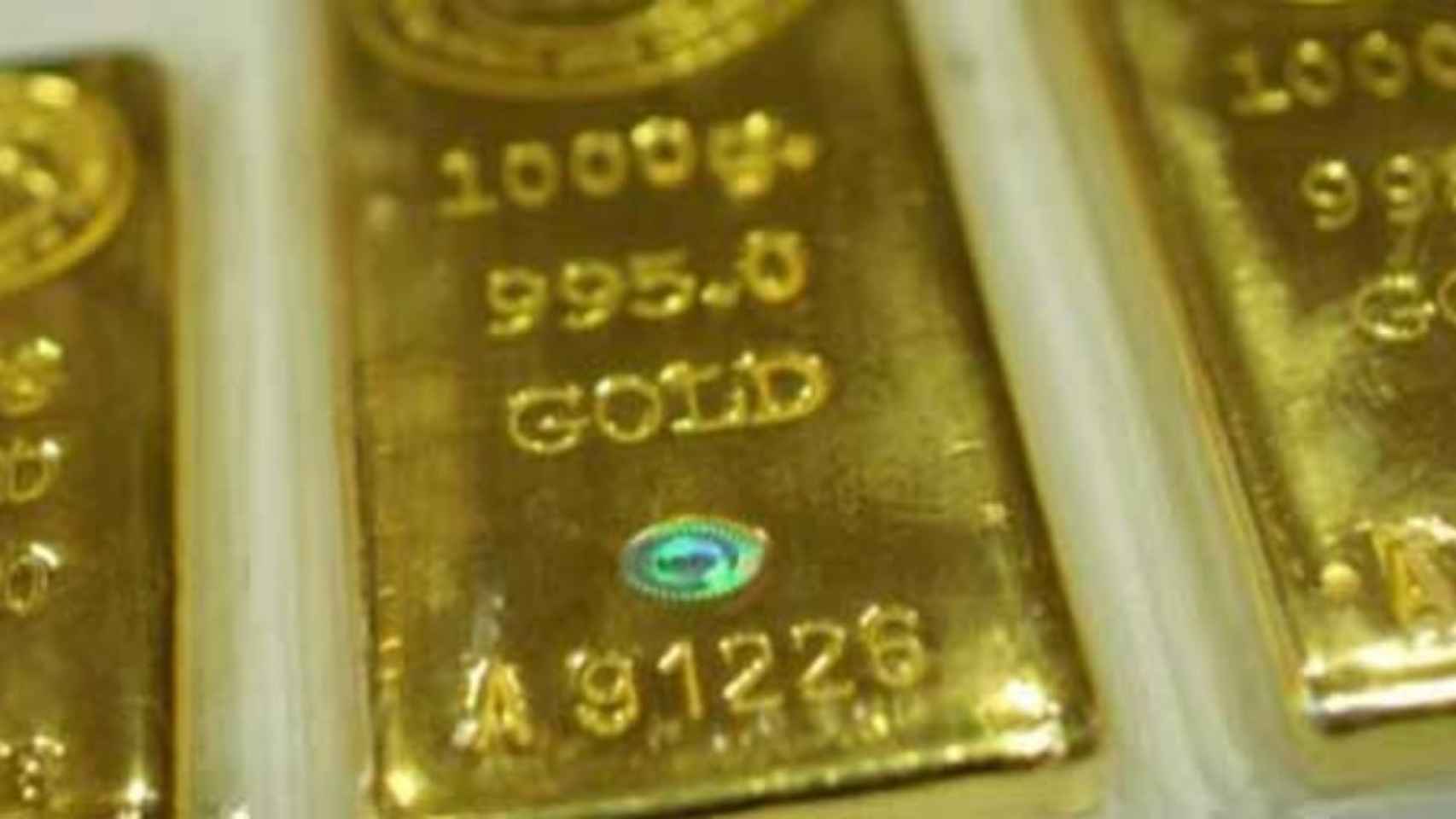 El empuje del dólar lleva al oro a mínimos de un año