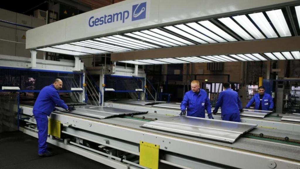 Operarios en una cadena de producción de Gestamp.