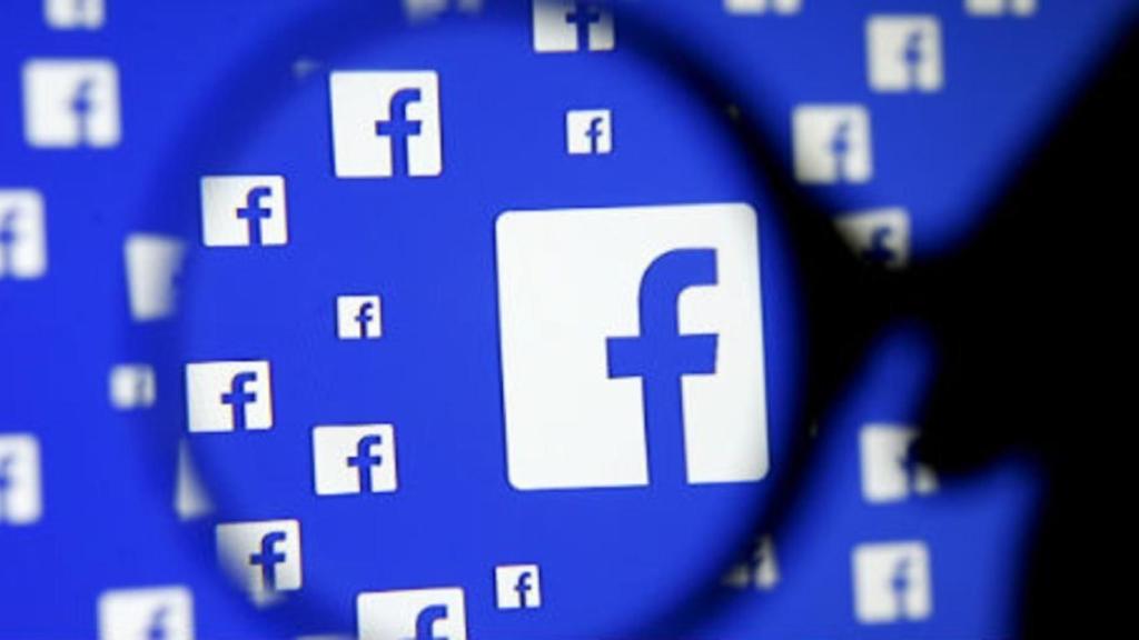 Logotipos de Facebook en una pantalla.