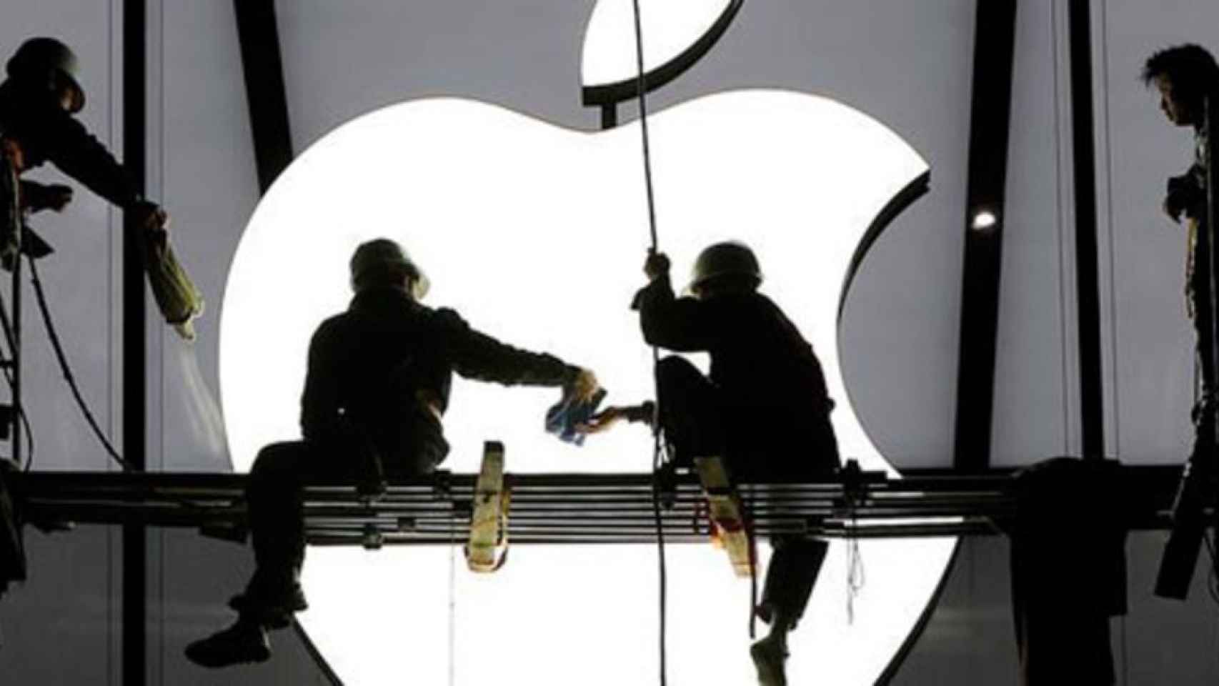Apple hace historia en Wall Street y se convierte en la primera compañía en superar el billón de dólares