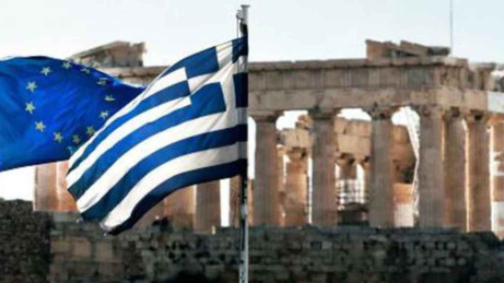 Las banderas de Grecia y la UE con el Partenón de fondo en Atenas.