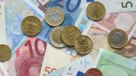 Monedas y billetes de euro de distintas denominaciones.