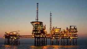 El Brent sube un 2% tras la evacuación de dos plataformas petrolíferas en México