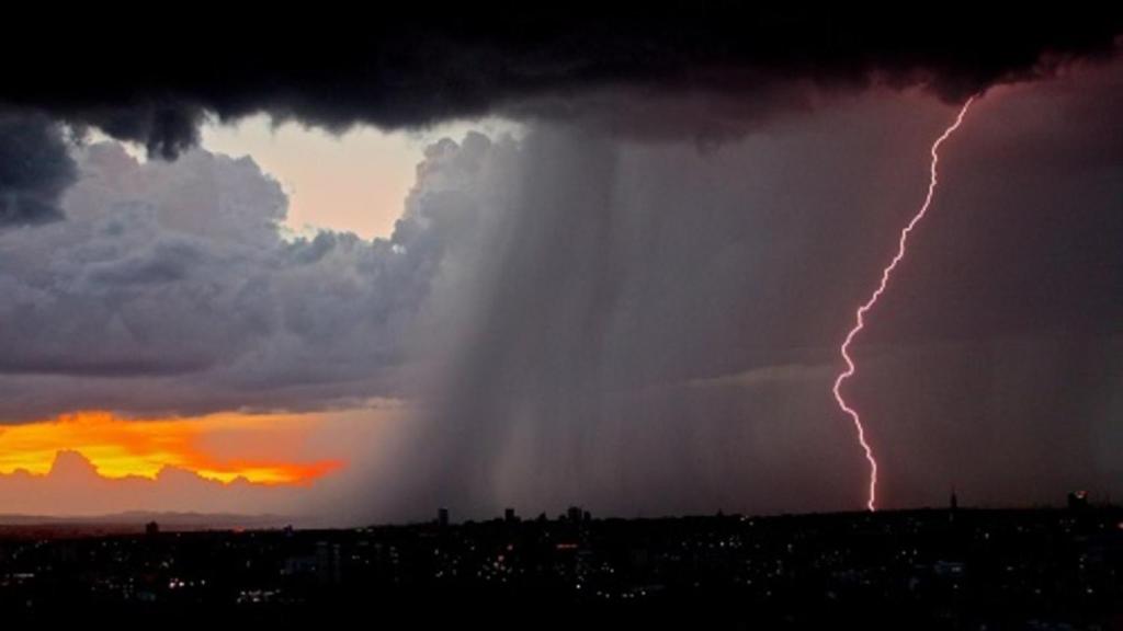 rayo_rojo_caida_tormenta