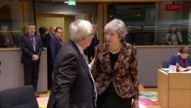 El momento de máxima tensión entre May  y Juncker en la última cumbre de la UE