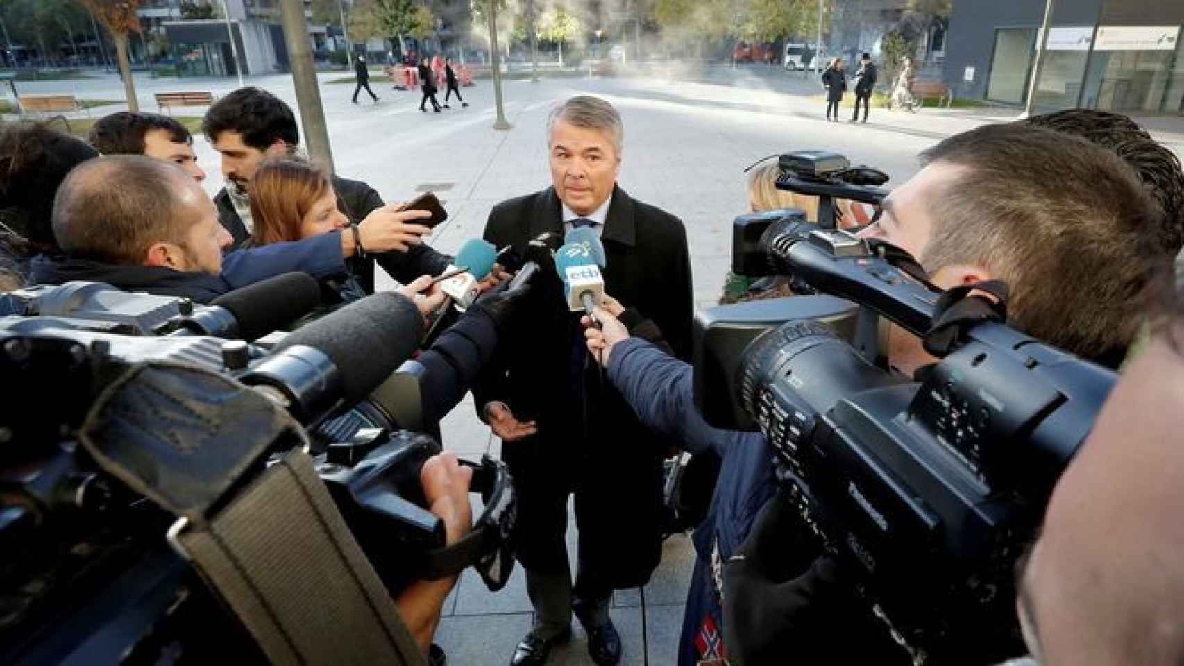 Agustín Martínez atiende a los medios a las puertas de los juzgados en Pamplona