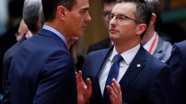 El presidente español, Pedro Sánchez, habla con el primer ministro esloveno, Marjan Sarec.