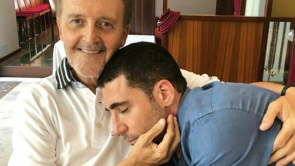 Miguel Ángel junto a su padre.