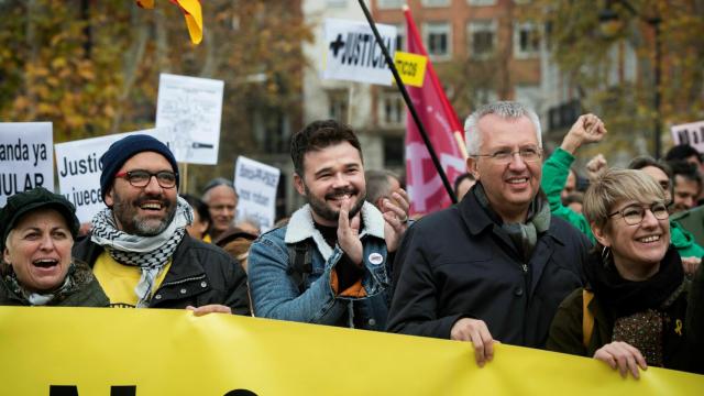 Gabriel Rufián junto a otros políticos separatistas en la concentración frente al Supremo