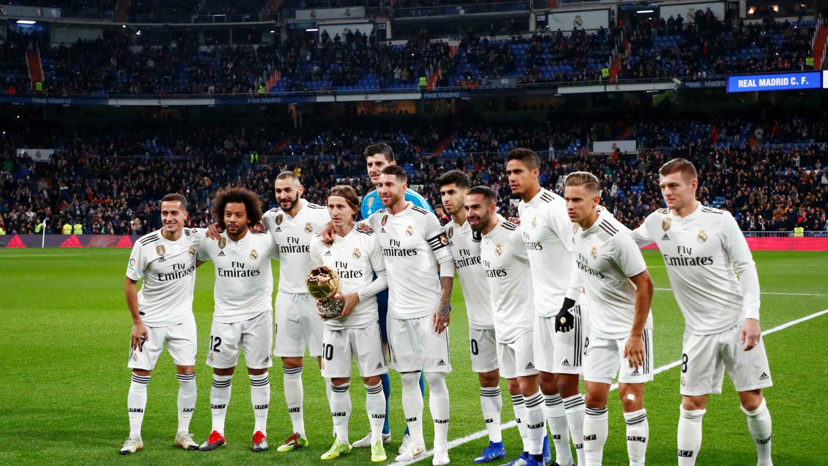 Luka Modric ofrece el Balón de Oro 2018 al Santiago Bernabéu