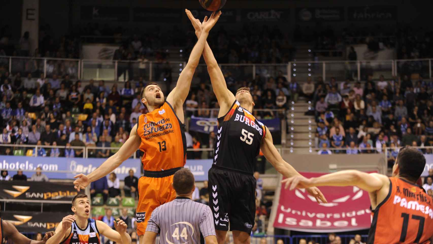 Salto inicial del San Pablo Burgos - Valencia Basket